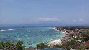 A coastal town with a beach, boats, and houses. - Kawans Inn Lembongan (Lembongan Island)