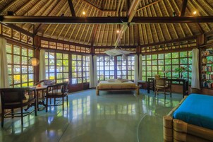 Triple Room | Free WiFi, bed sheets