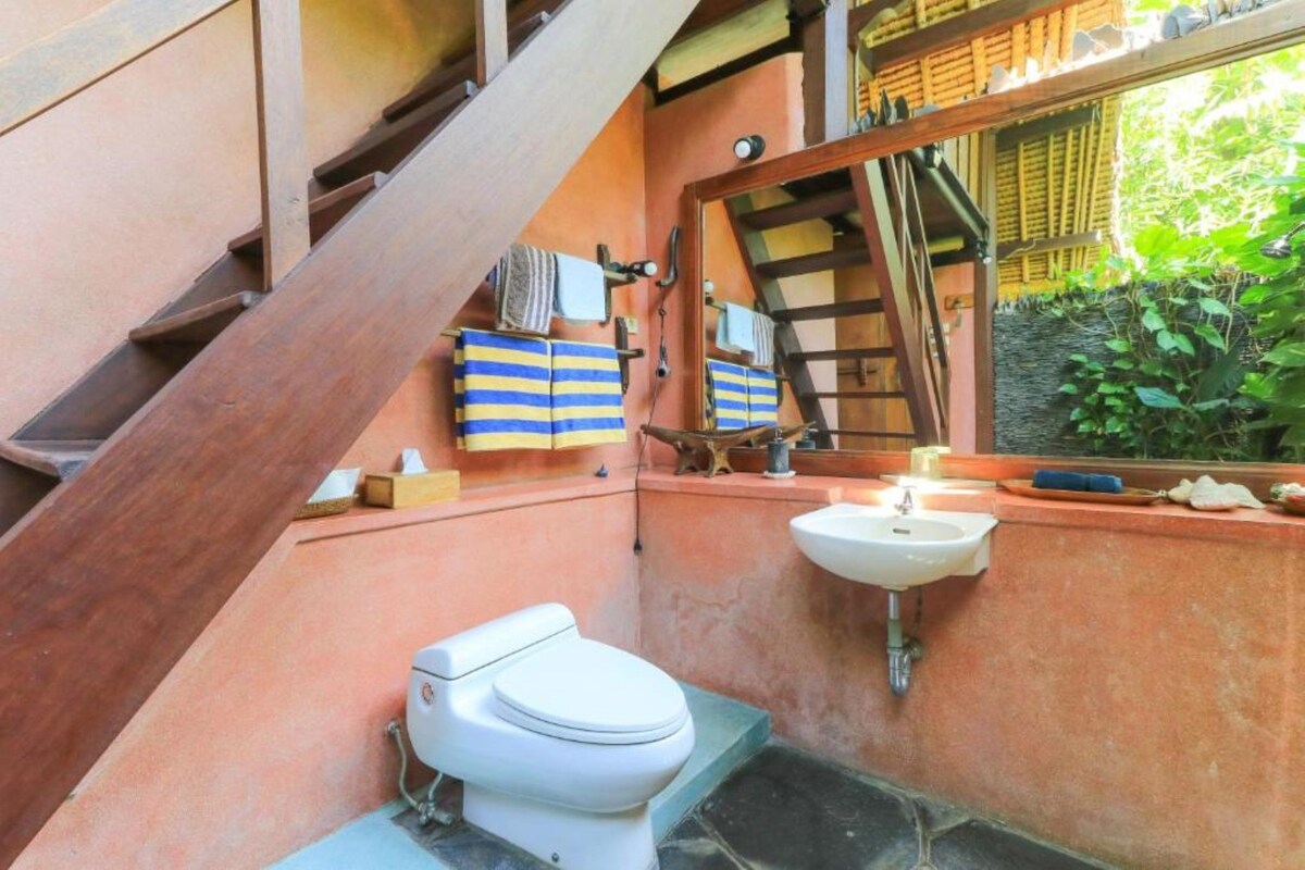 Phòng tắm | Bồn tắm và buồng tắm vòi sen riêng, chậu vệ sinh/vòi rửa, khăn tắm 
