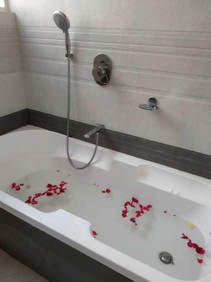 Classic Room | Bathroom - Dream Valley Resort (Mahabaleshwar)