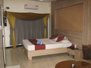 Cortinas blackout, insonorización y tabla de planchar con plancha 