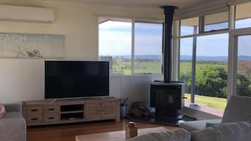 Panoramic House | Living area | 60-inch flat-screen TV with digital channels, TV, fireplace