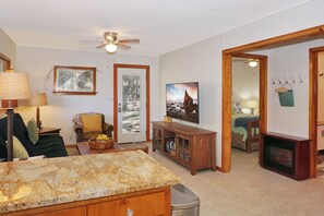 Televisión y chimenea