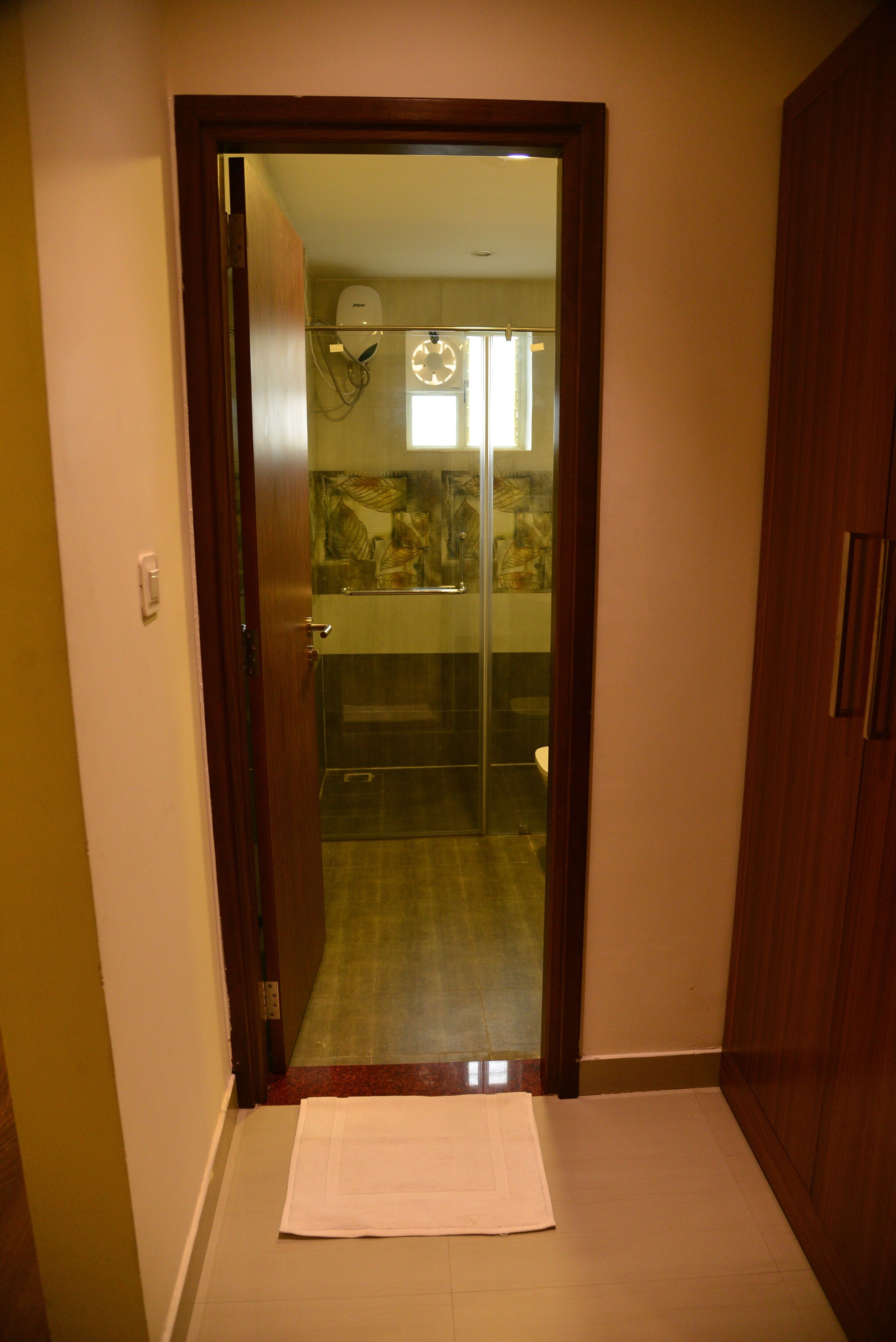 Separate tub and shower, towels