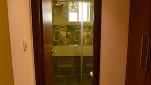 Separate tub and shower, towels - Thechi Hotels (Hosur)