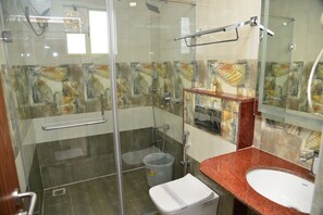 Badewanne und Dusche (separat), Handtücher