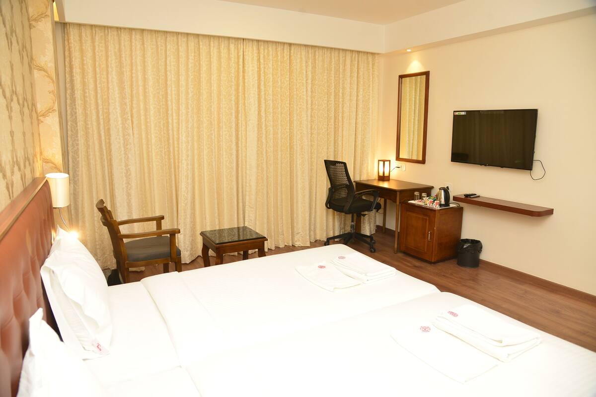 Premium Room | In-room safe, iron/ironing board (on request), WiFi (free)
