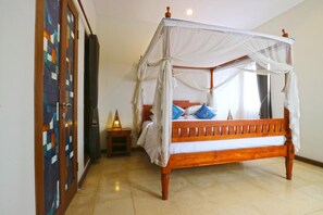 3 bedrooms, free WiFi, bed sheets - Affordable 3BR Villa In Batu Belig! 8Min Walk To The Beach! W/Swimming Pool! (Kuta)