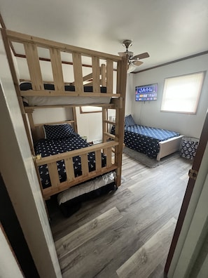 3 bedrooms, iron/ironing board, free WiFi, bed sheets