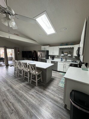 Kjøleskap, mikrobølgeovn, ovn og kokeplater