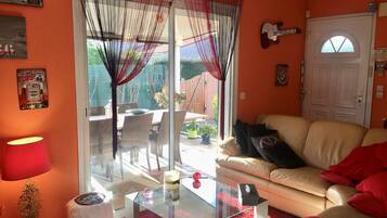 Smart-tv, een dvd-speler en een stereo