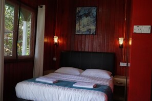 Soundproofing, rollaway beds, free WiFi, bed sheets - Mushrooms Inn (Semporna)