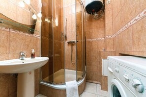 Dusche, Haartrockner, Handtücher