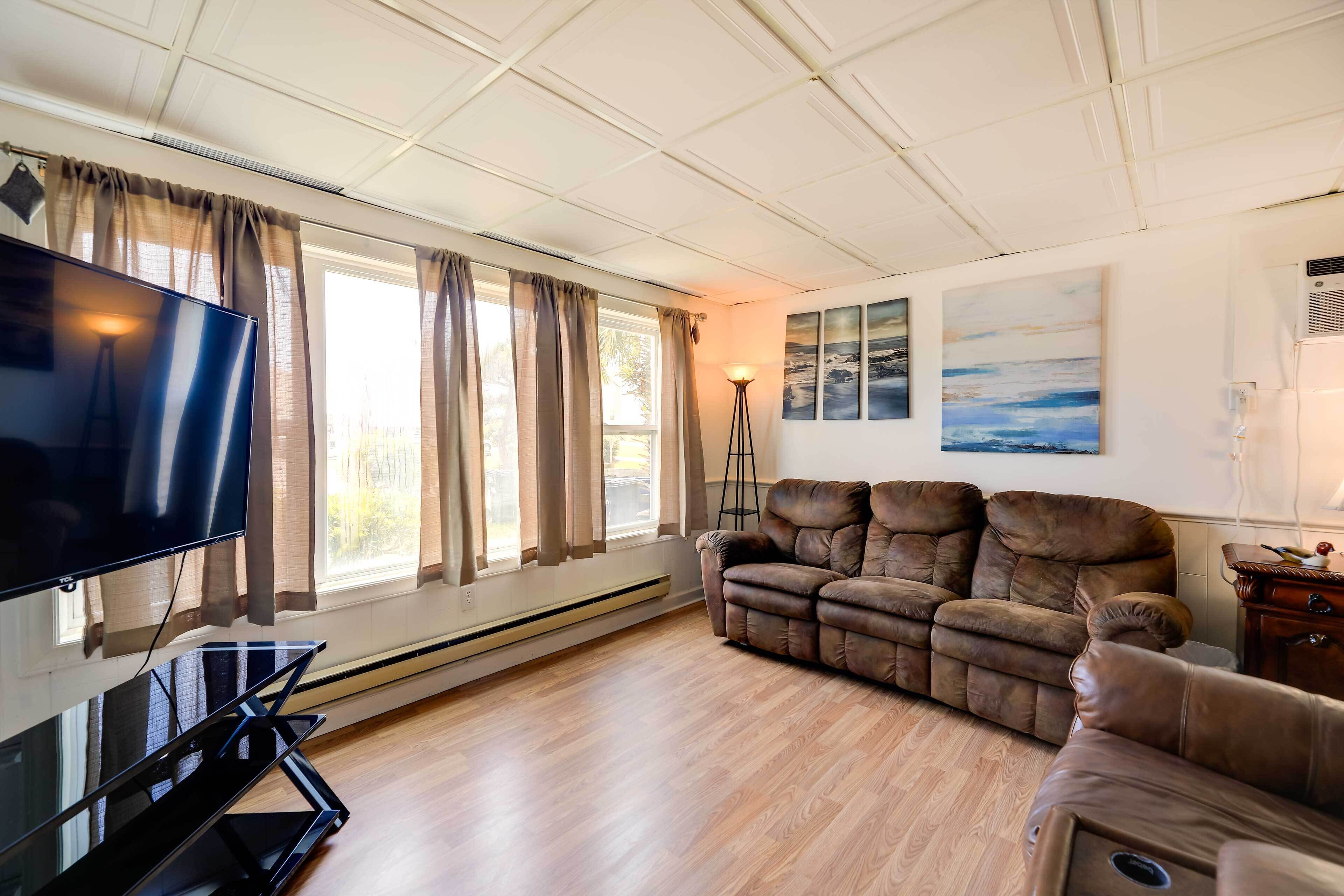 ‘1 Ocean Fun:' Emerald Isle Apt, Steps to Beaches!