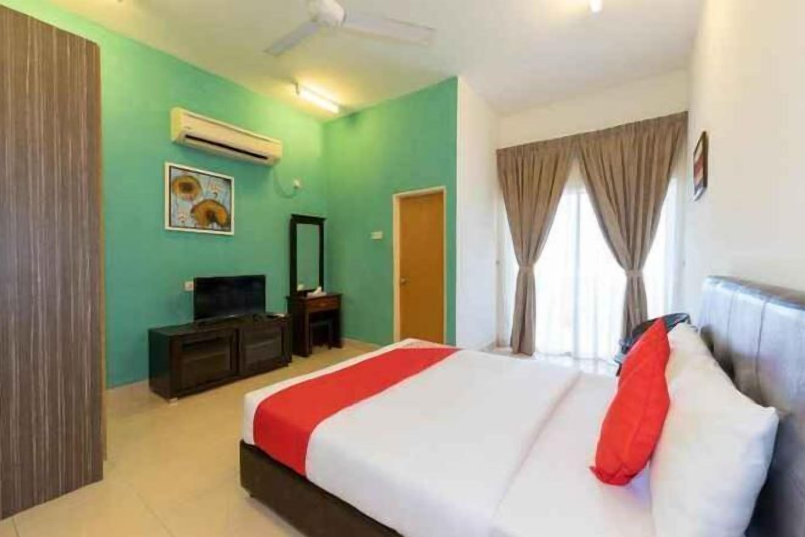 Escritorio, espacio para trabajar con laptop y ropa de cama 