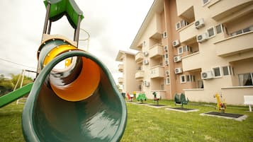 Children’s play area – outdoor