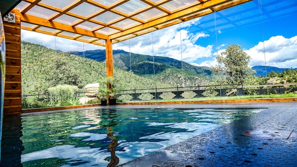 Piscine extérieure, chaises longues