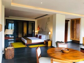 Premier Suite | 1 bedroom, premium bedding, in-room safe, desk