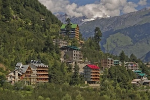 Mountain view - The Holiday Resorts Cottages and Spa (Manali)
