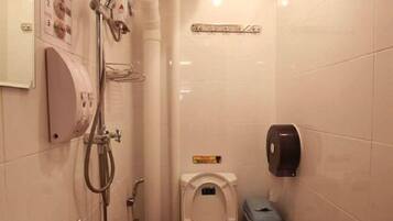 Dusj, hårføner, håndklær og såpe