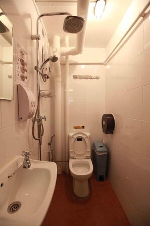 Shower, hair dryer, towels, soap - K Space Inn 569 - Hostel (Singapore)