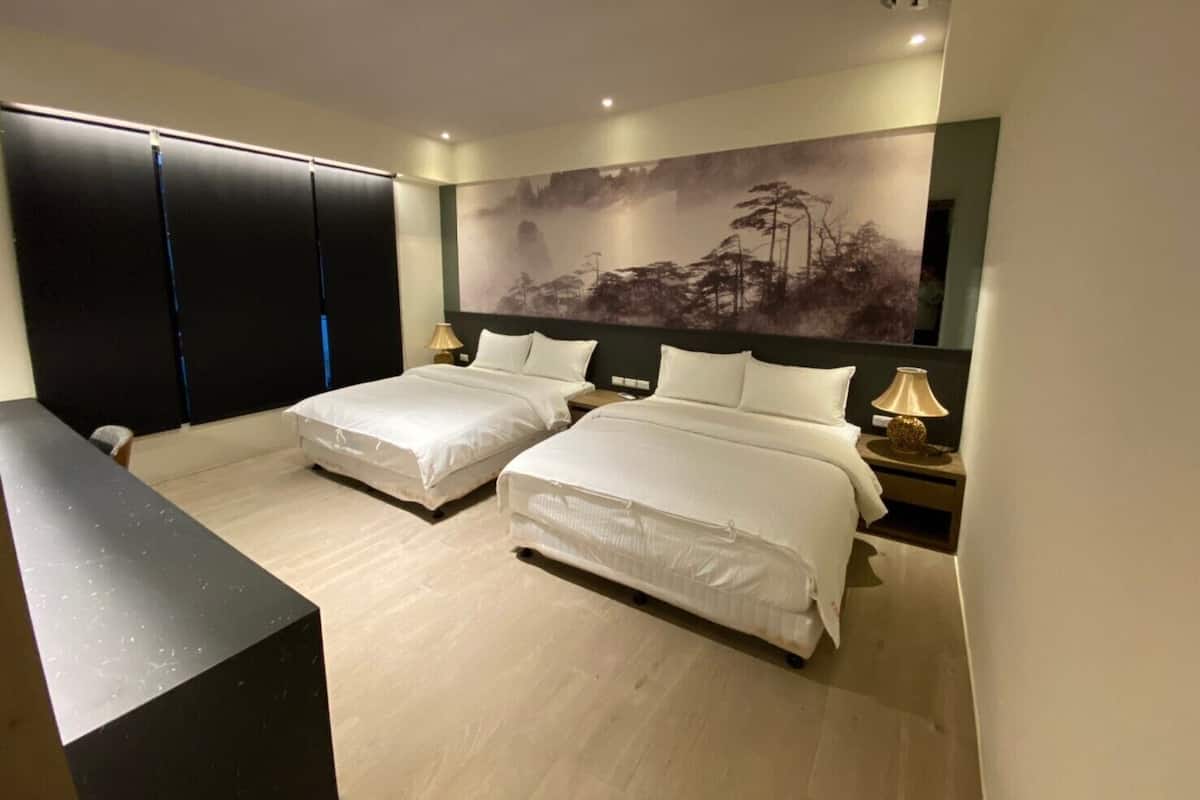 Classic Quadruple Room | Meja, ruang kerja komputer riba, langsir/tirai gelap terus, kalis bunyi