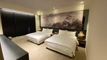 Classic Quadruple Room | Desk, laptop workspace, blackout drapes, soundproofing