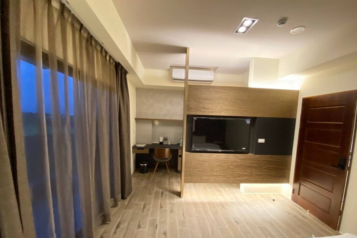 Classic Double Room | Meja, ruang kerja komputer riba, langsir/tirai gelap terus, kalis bunyi