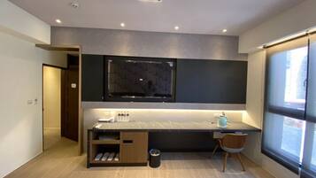 Elite Quadruple Room | Desk, laptop workspace, blackout drapes, soundproofing