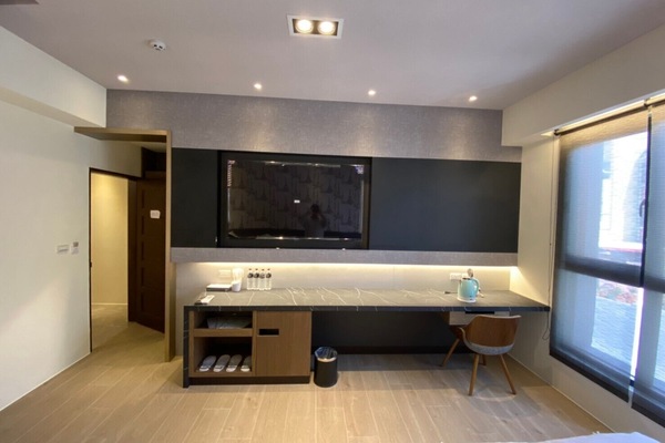 Escritorio, espacio para trabajar con laptop y cortinas blackout