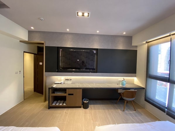 Elite Quadruple Room | Desk, laptop workspace, blackout drapes, soundproofing - Jing Sha B&B (Taitung)