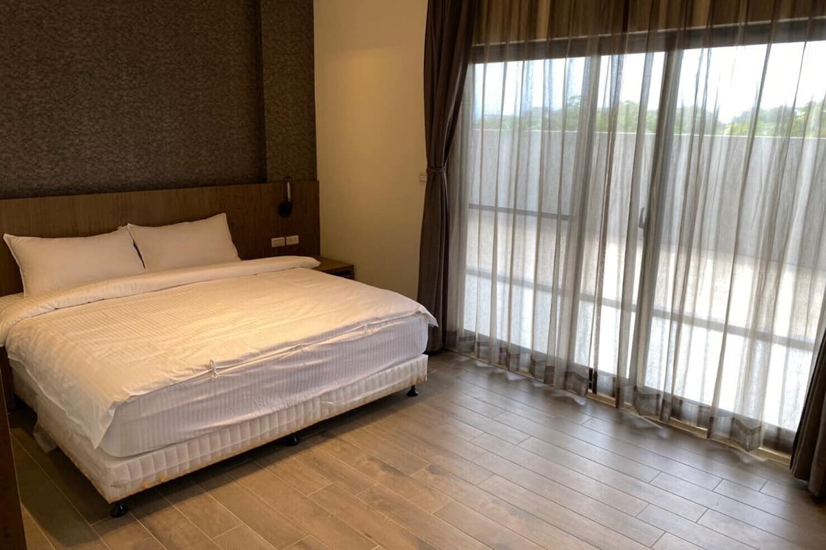 Business Double Room | Meja, ruang kerja komputer riba, langsir/tirai gelap terus, kalis bunyi