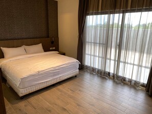 Business Double Room | Desk, laptop workspace, blackout drapes, soundproofing - Jing Sha B&B (Taitung)