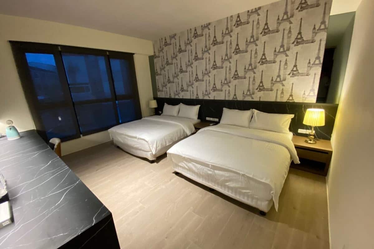 مكتب ومساحة عمل للكمبيوتر المحمول وستائر تعتيم وتجهيزات عازلة للصوت