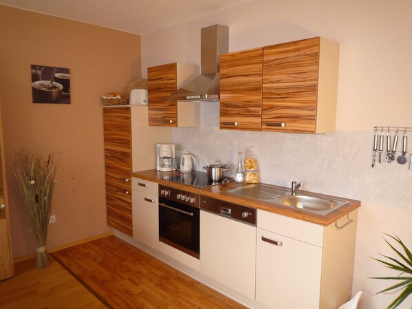 Kühlschrank, Mikrowelle, Ofen, Geschirrspüler