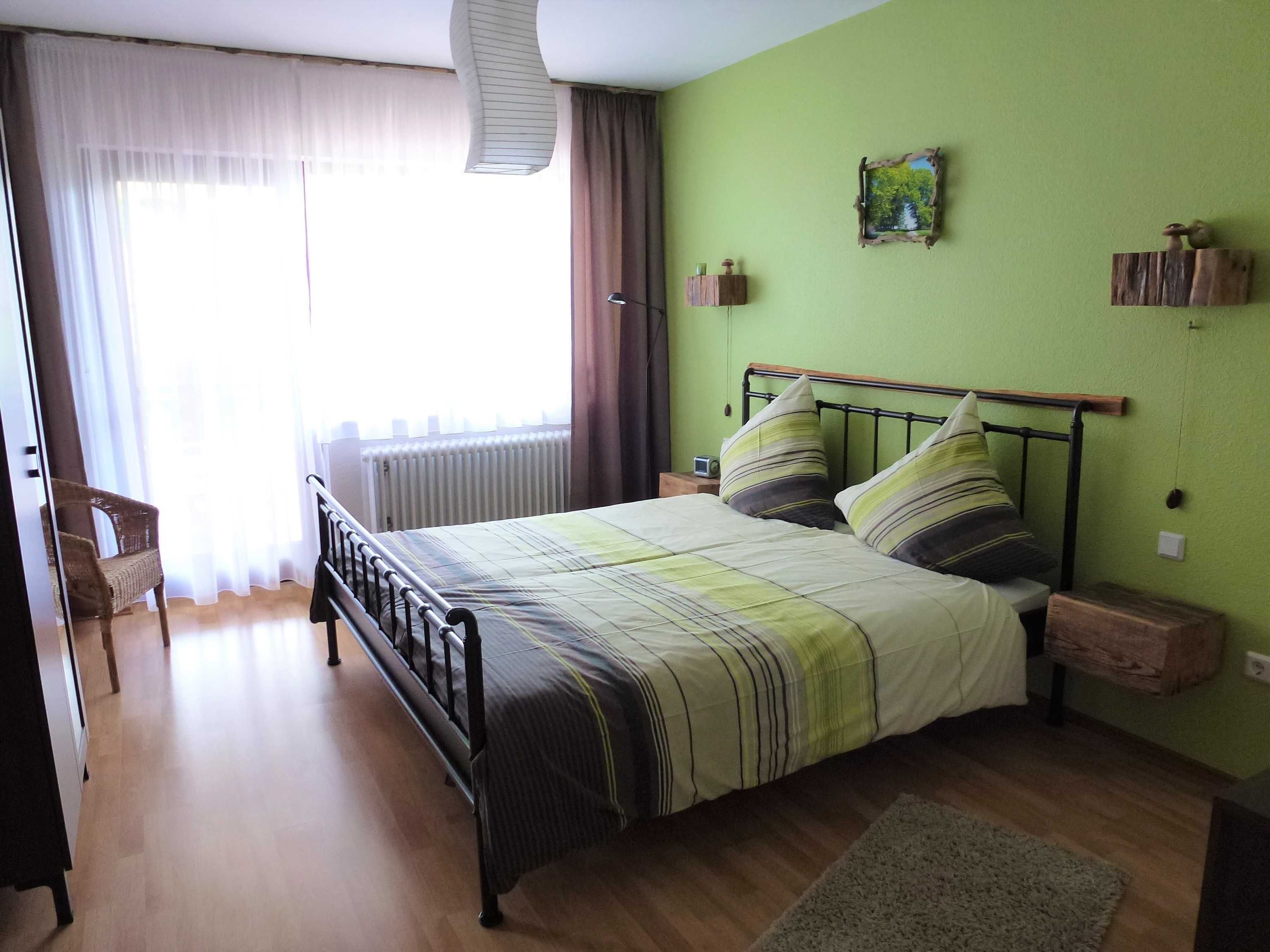 Das Schlafzimmer mit direkten Zugang auf den Balkon