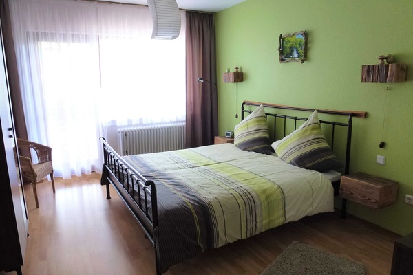 Das Schlafzimmer mit direkten Zugang auf den Balkon