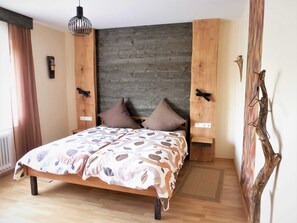 2 bedrooms, desk, travel cot, WiFi