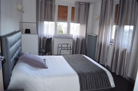 Double Room | Individually decorated, individually furnished, desk, blackout drapes