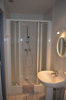 Ducha, artículos de tocador gratuitos, secador de pelo, toallas