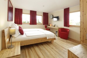Superior Double Room | In-room safe, desk, blackout curtains, soundproofing - Bio Hotel Bayerischer Wirt (Augsburg)