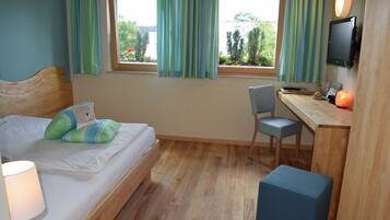 Habitación individual superior | Caja de seguridad en la habitación, escritorio y cortinas blackout