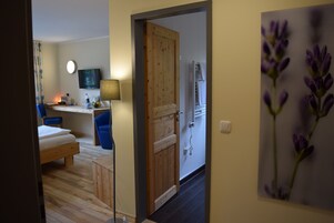 高级双人房 | 客房内保险箱、办公桌、遮光窗帘、隔音