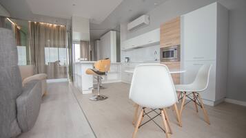 Presidential-Suite | Eigene Kochnische | Großer Kühlschrank, Mikrowelle, Herdplatte, Wasserkocher