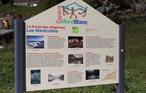 A signboard with information about Mont Blanc and the route of the Marécottes. - Cosy & Star - Salvan - Les Marécottes - Swiss Alps (Salvan)