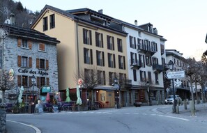 A street with buildings, including a café named Café des Alpes. - Cosy & Star - Salvan - Les Marécottes - Swiss Alps (Salvan)