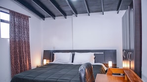 A bedroom with a bed, bedside tables, a desk, and a wardrobe. - 6 Bedroom 7 bath AC, Hot tub Balcony Poblado. No guest fees no register guests. (Medellín)