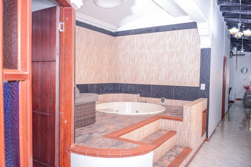 6 Bedroom 7 bath AC, Hot tub Balcony Poblado. No guest fees no register guests.