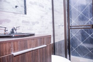 Shower, towels, soap - 6 Bedroom 7 bath AC, Hot tub Balcony Poblado. No guest fees no register guests. (Medellín)