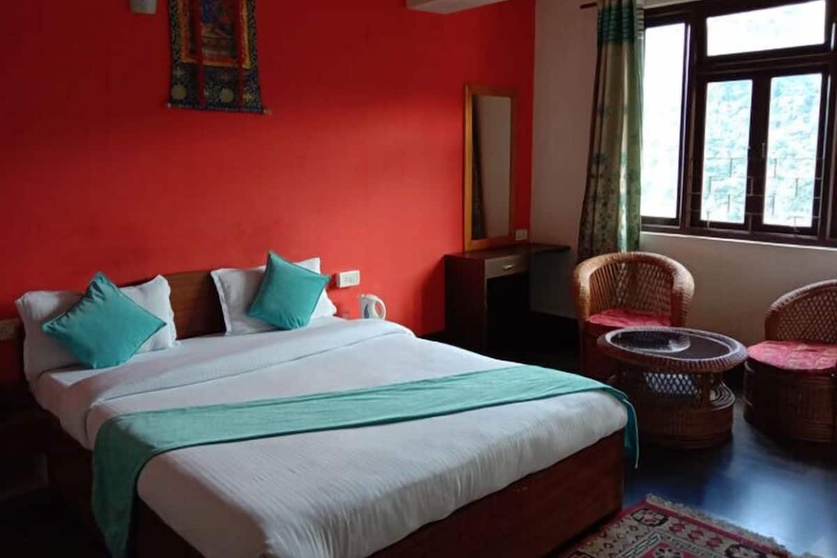 Business Room | In-room safe, iron/ironing board, WiFi (free)